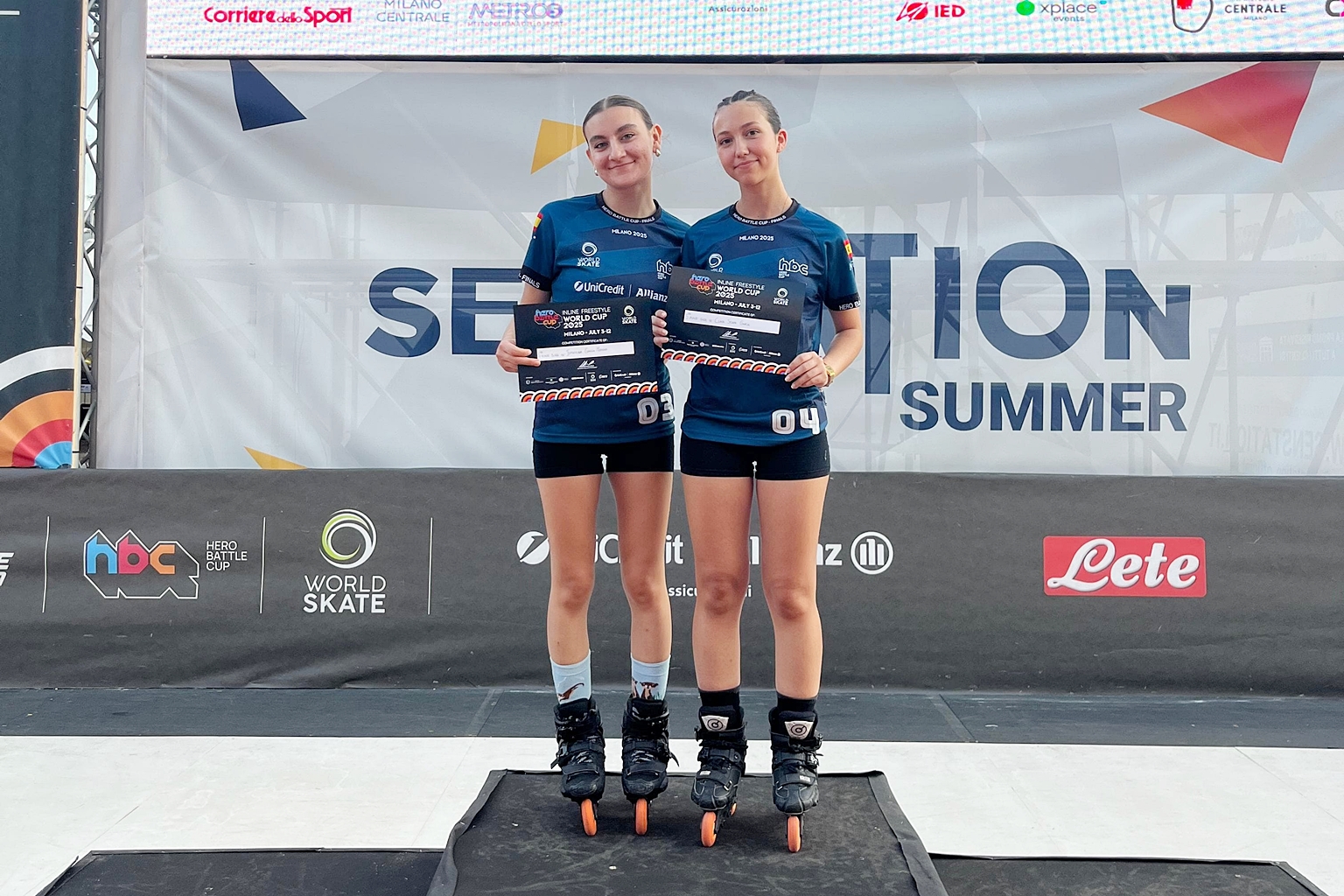 Las patinadoras de Tomelloso, en el podio de Milán, con los premios obtenidos por su cuarto y quinto puesto