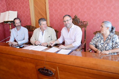 Firma del convenio de colaboración entre el Ayuntamiento y la AECC