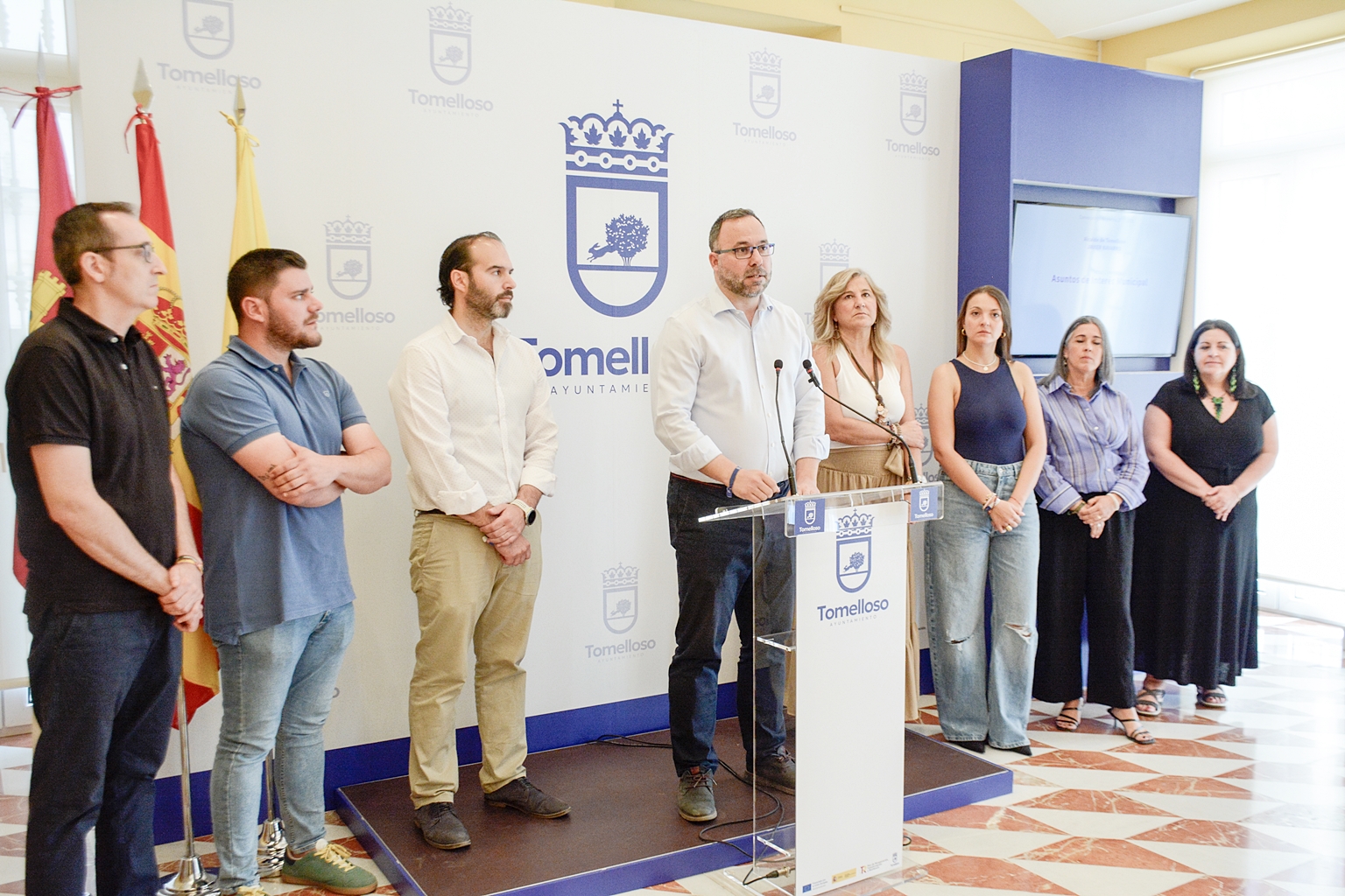 El alcalde, arropado por una importante representación de su equipo de gobierno durante la rueda de prensa