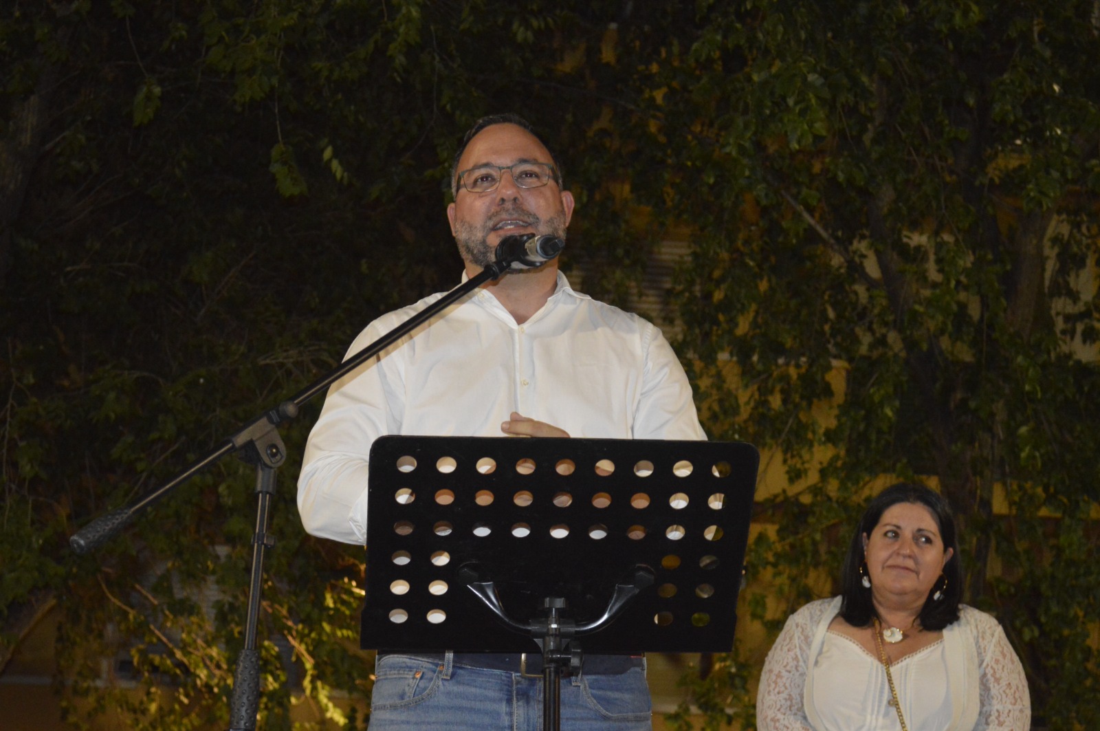 Javier Navarro acompañado del pregonero de las fiestas Luis Perales