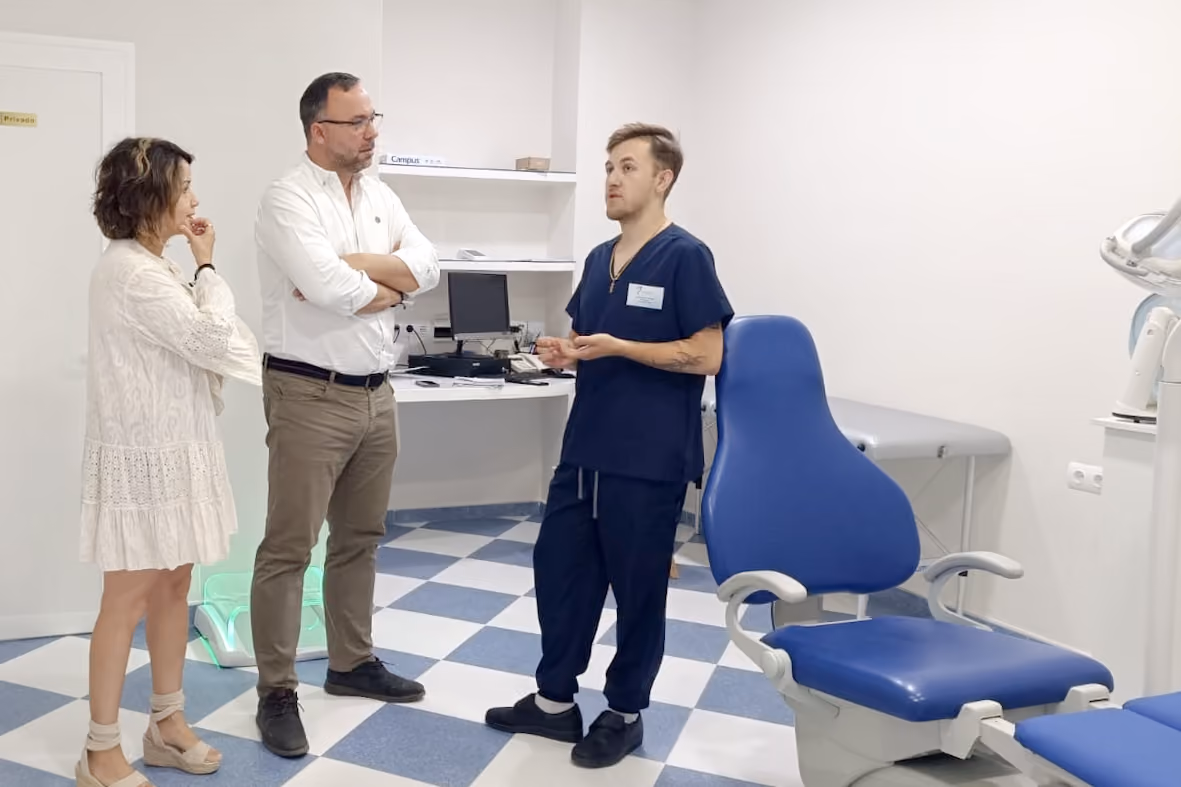 La concejala Carmen López y el alcalde Javier Navarro, con el podólogo Hugo Martínez durante la visita a este centro médico