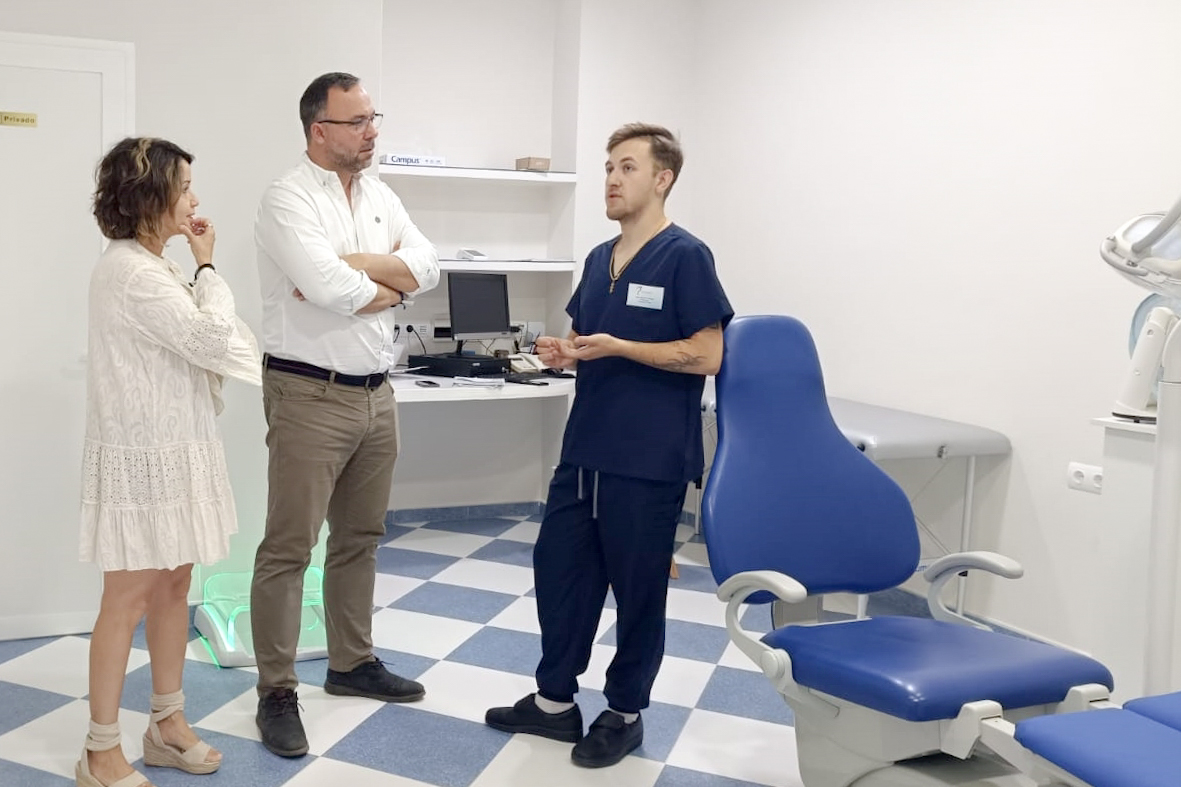 La concejala Carmen López y el alcalde Javier Navarro, con el podólogo Hugo Martínez durante la visita a este centro médico