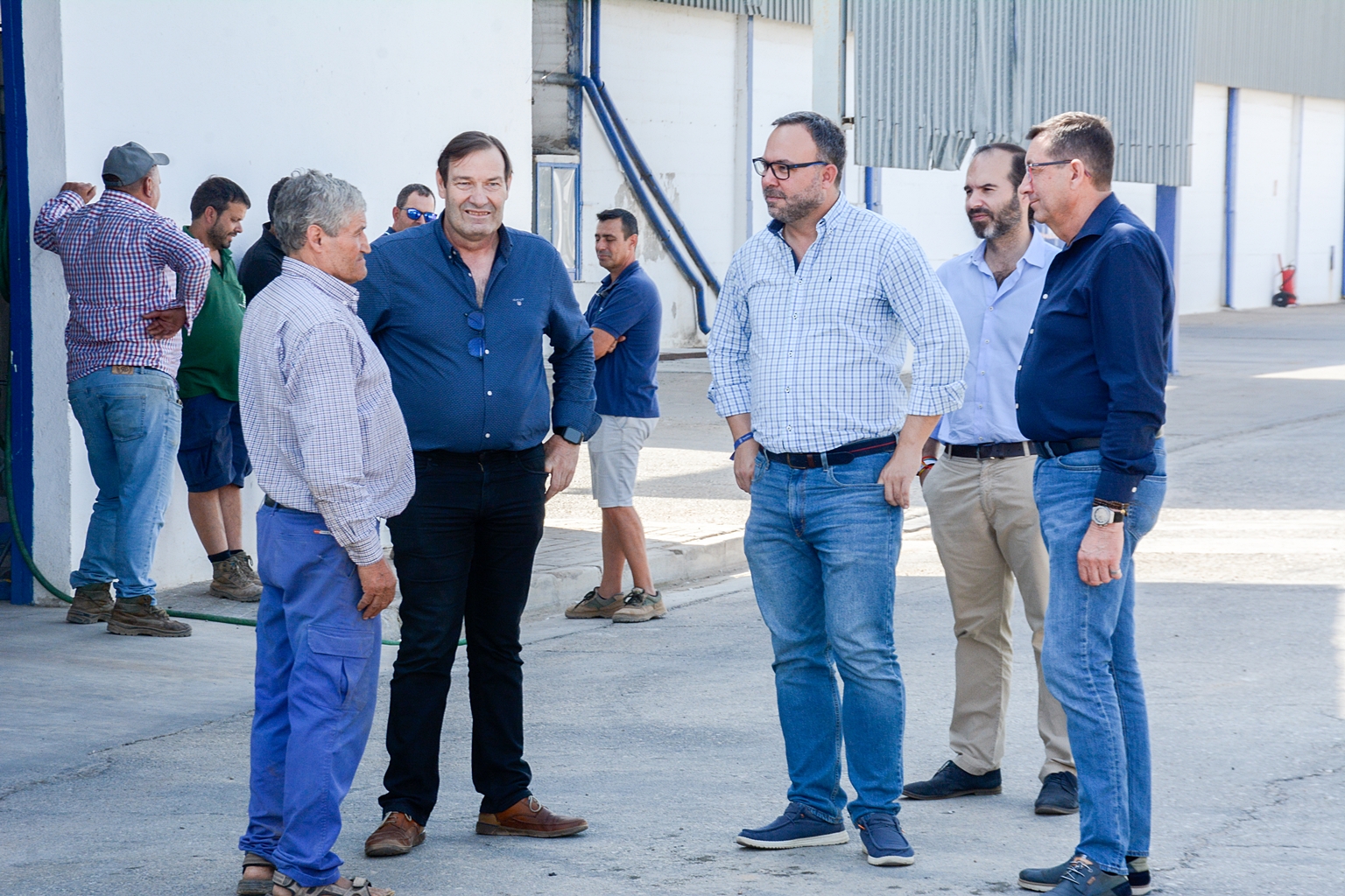 El alcalde intercambiando impresiones con un agricultor