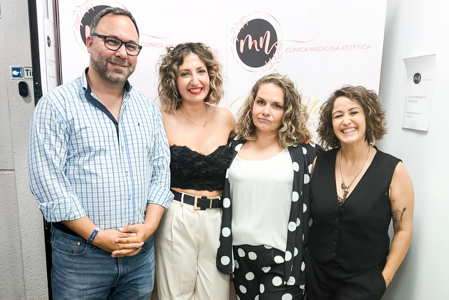 Javier Navarro y Carmen López, con Mónica y Ana Novillo (en el centro)