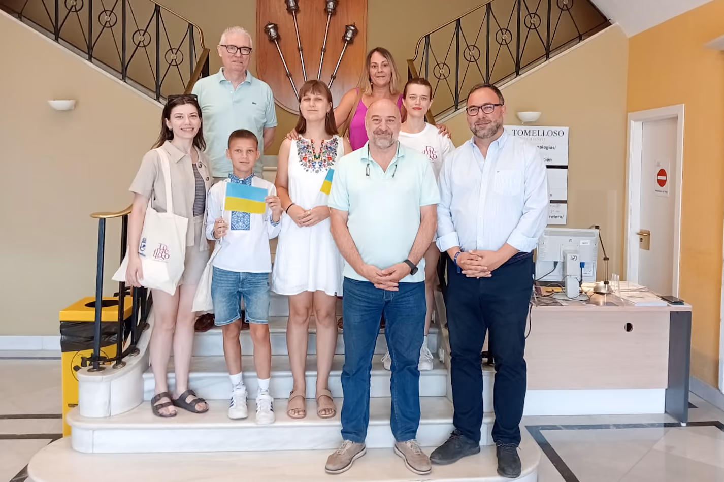 Ignacio Cabrerizo y Javier Navarro, a la derecha, con los niños y las familias participantes en el programa
