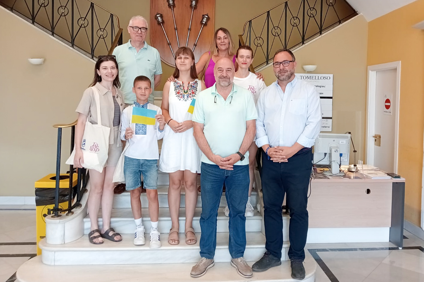 Ignacio Cabrerizo y Javier Navarro, a la derecha, con los niños y las familias participantes en el programa
