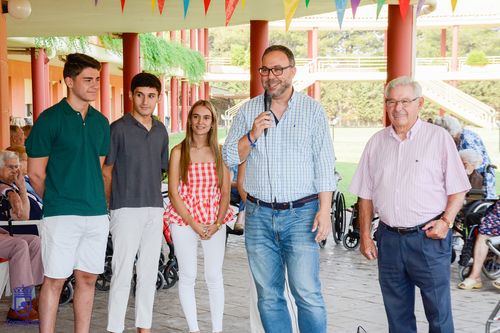 Javier Navarro con los padrinos, madrinas y el presidente de Fundación Elder, Ramón Sampedro
