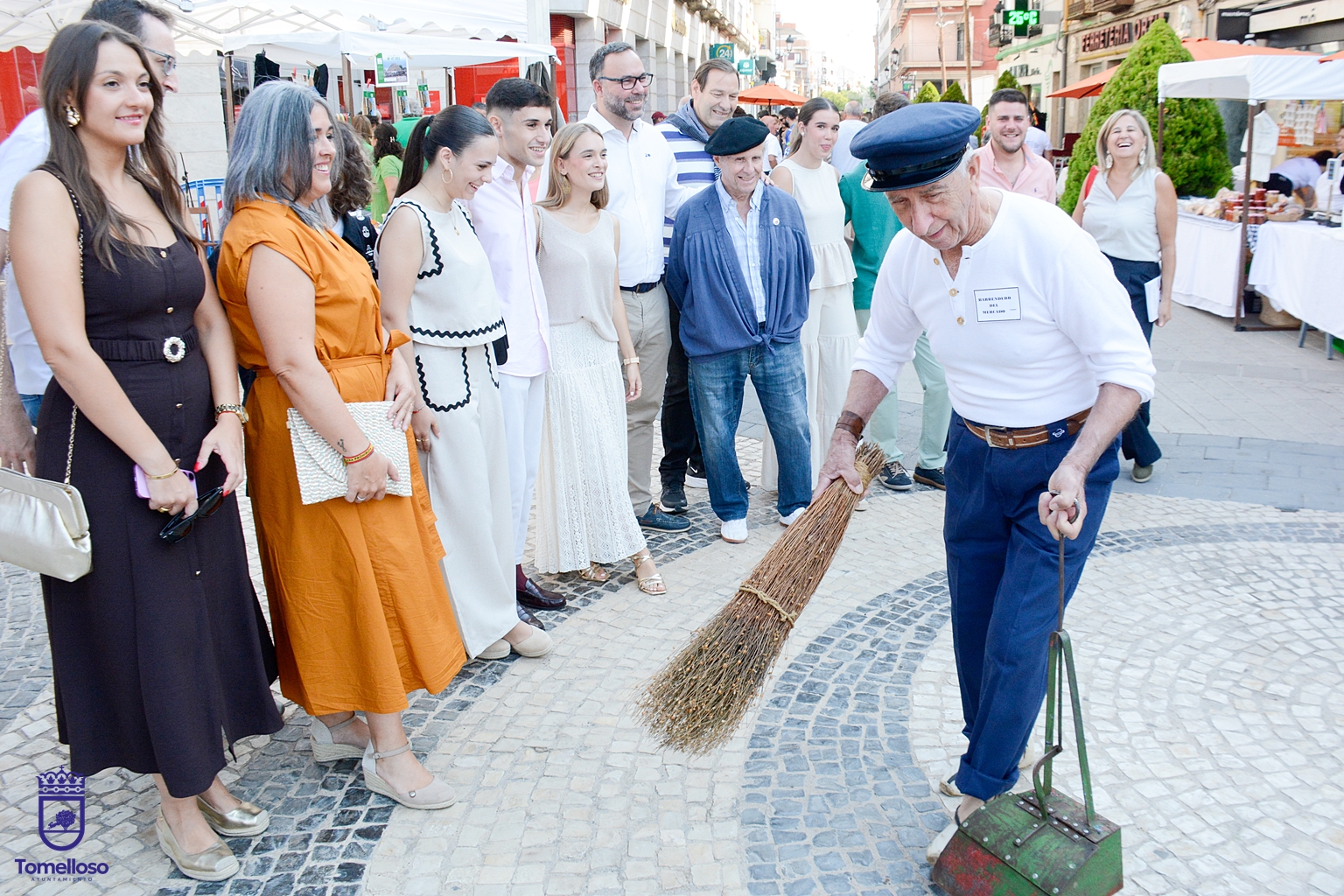 Uno de los personajes que han circulado por el mercado, con las madrinas, padrinos y equipo de gobierno