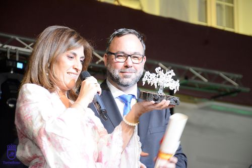 El alcalde entregó un recuerdo a la pregonera 2025, Ana Samboal