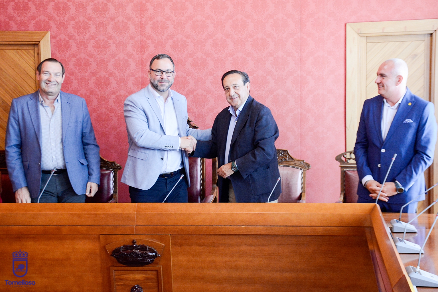 Javier Navarro y Pedro Barato tras la firma del convenio, en presencia del presidente local de ASAJA, Emilio Cepeda y el concejal de Agricultura, Jesús Lara.