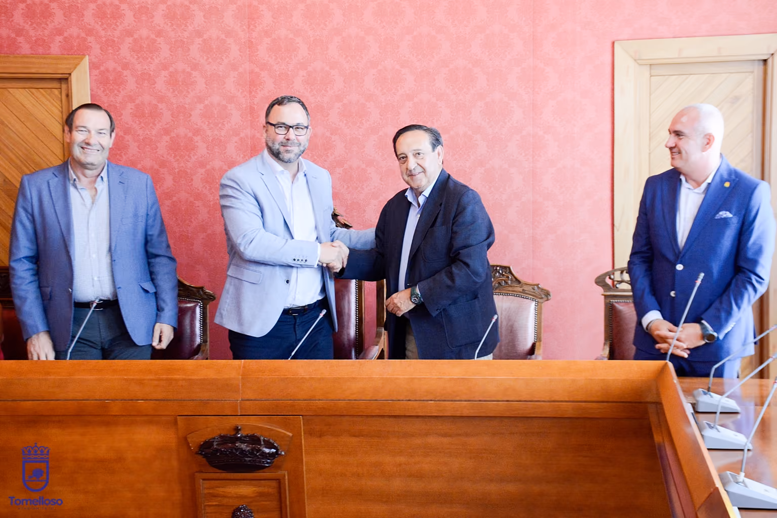 Javier Navarro y Pedro Barato tras la firma del convenio, en presencia del presidente local de ASAJA, Emilio Cepeda y el concejal de Agricultura, Jesús Lara.