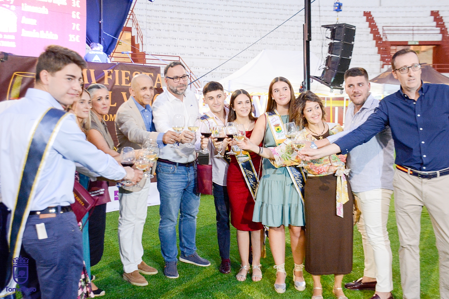 Autoridades, madrinas y padrinos brindando en esta Fiesta del Vino
