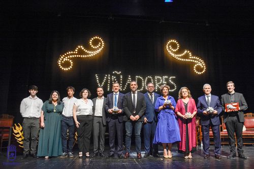 Foto de familia de los distinguidos y autoridades tras la celebración de la gala