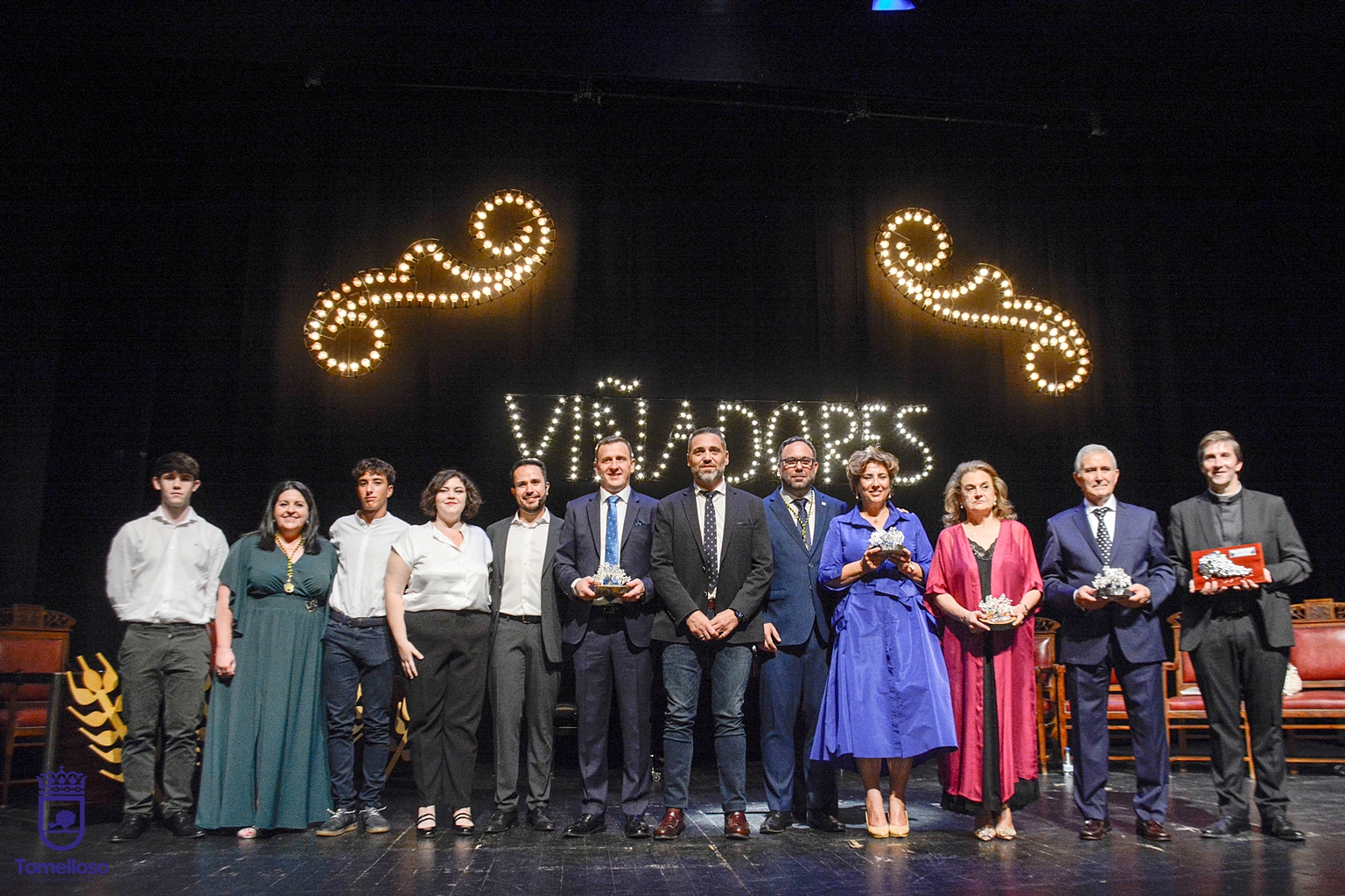 Foto de familia de los distinguidos y autoridades tras la celebración de la gala