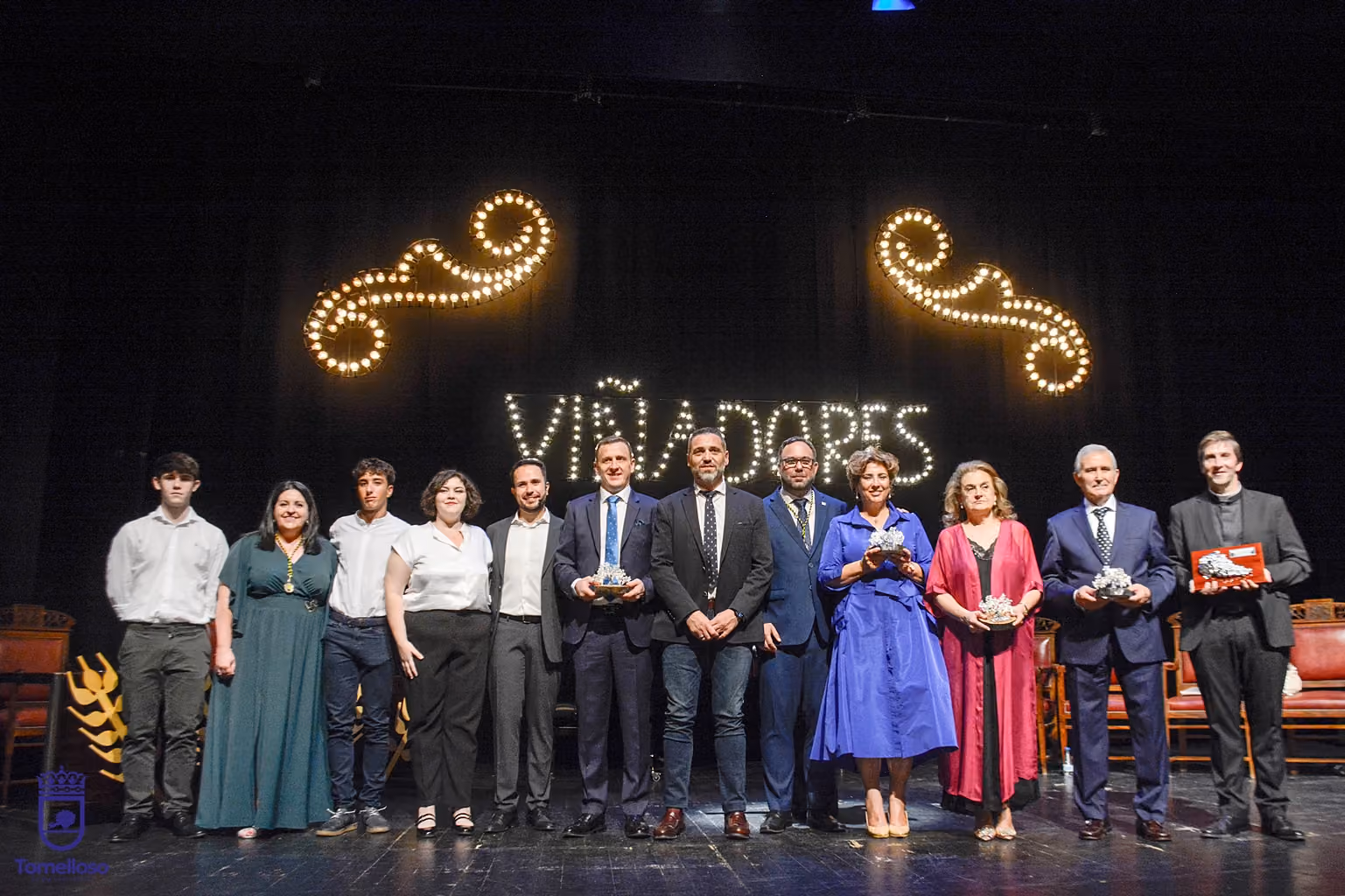 Foto de familia de los distinguidos y autoridades tras la celebración de la gala