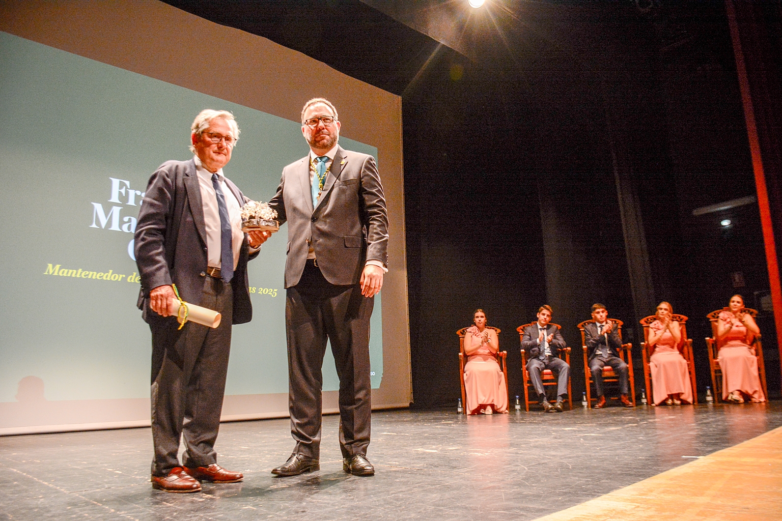 Javier Navarro entrega a Francisco Marhuenda un recuerdo tras su discurso en esta Fiesta de las Letras