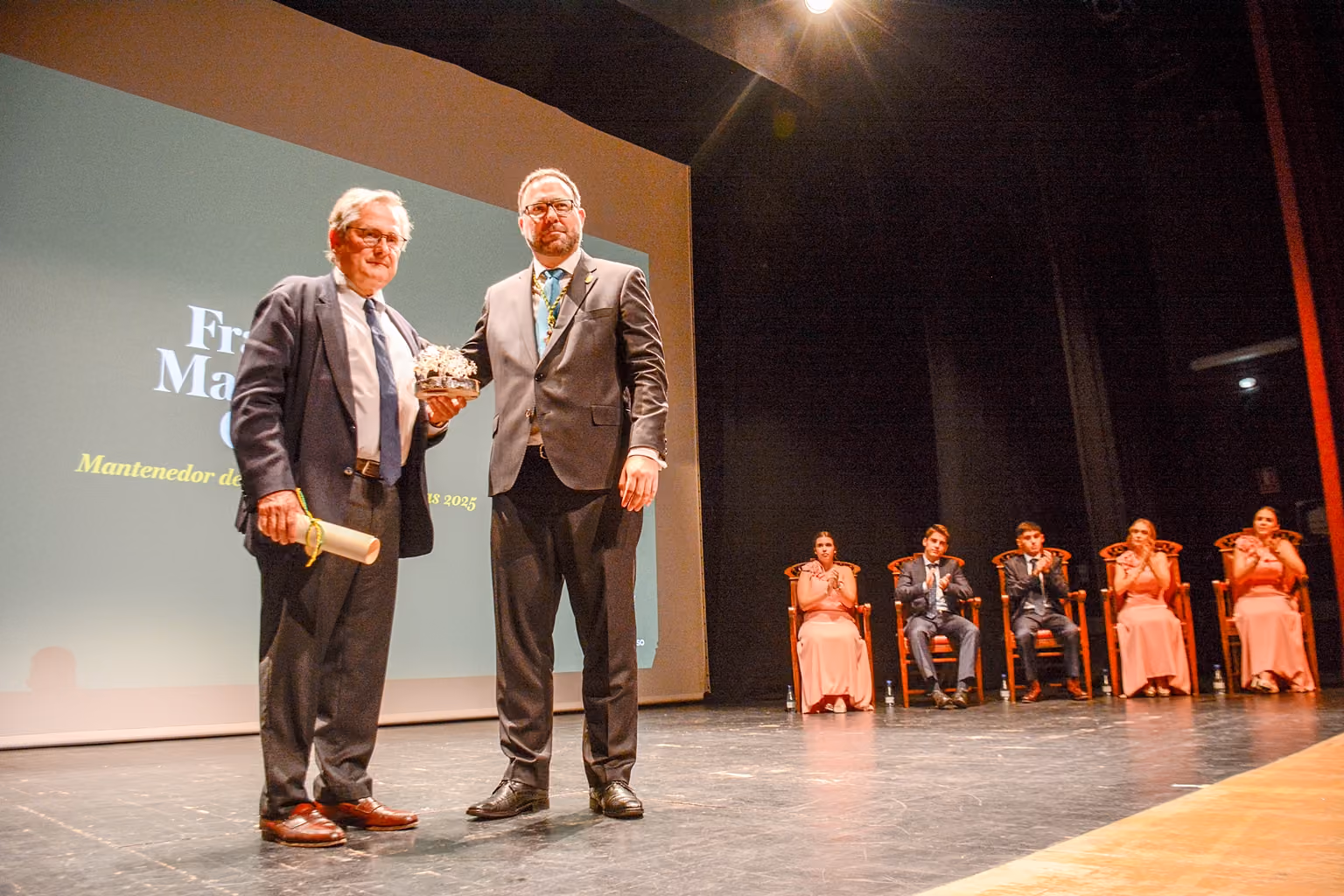 Javier Navarro entrega a Francisco Marhuenda un recuerdo tras su discurso en esta Fiesta de las Letras