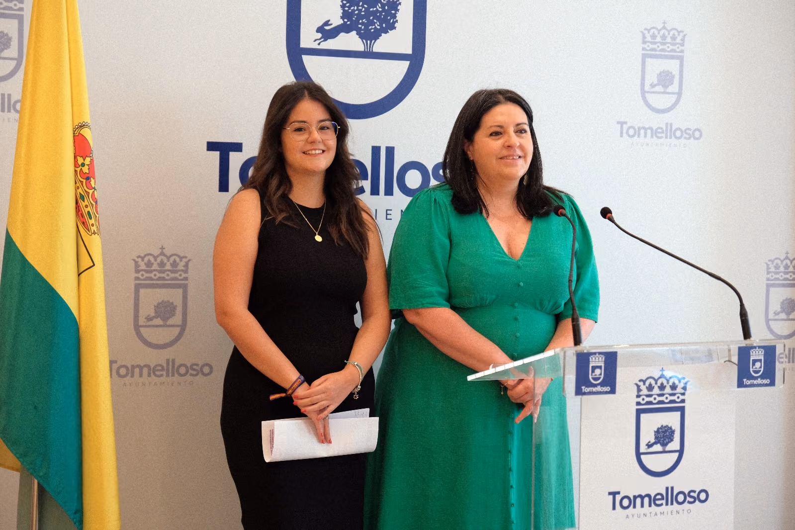 La concejal de Cultura y Nuevas Tecnologías, Inés Losa, junto a Inmaculada Serrano, técnico del Punto de Inclusión Digital (PID), durante la presentación del nuevo servicio de certificados electrónicos en el Ayuntamiento de Tomelloso.