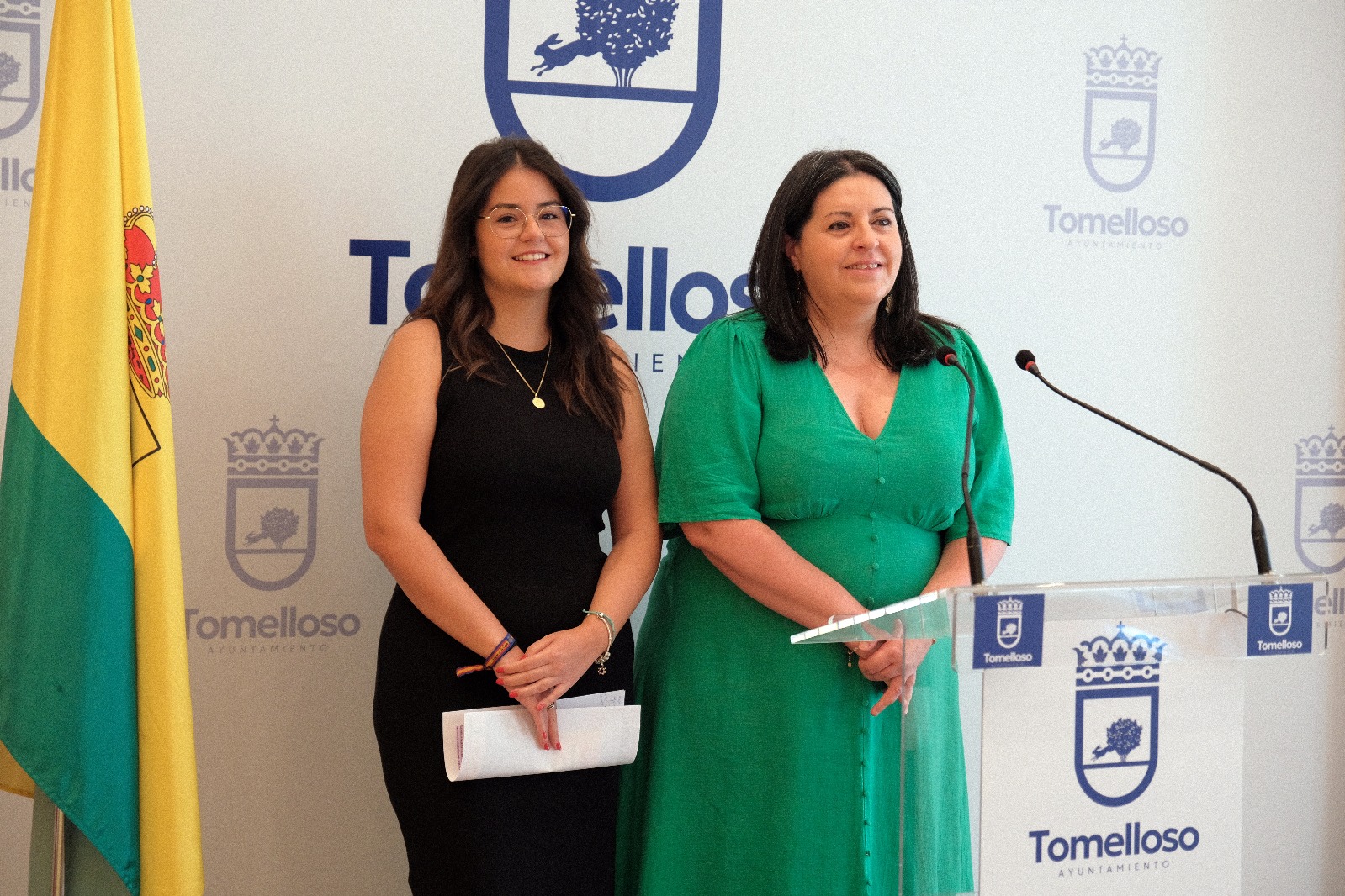 La concejal de Cultura y Nuevas Tecnologías, Inés Losa, junto a Inmaculada Serrano, técnico del Punto de Inclusión Digital (PID), durante la presentación del nuevo servicio de certificados electrónicos en el Ayuntamiento de Tomelloso.