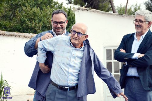 Javier Navarro impone la blusa tomellosera que acredita como Vendimiador del Año a Eusebio Becerra.