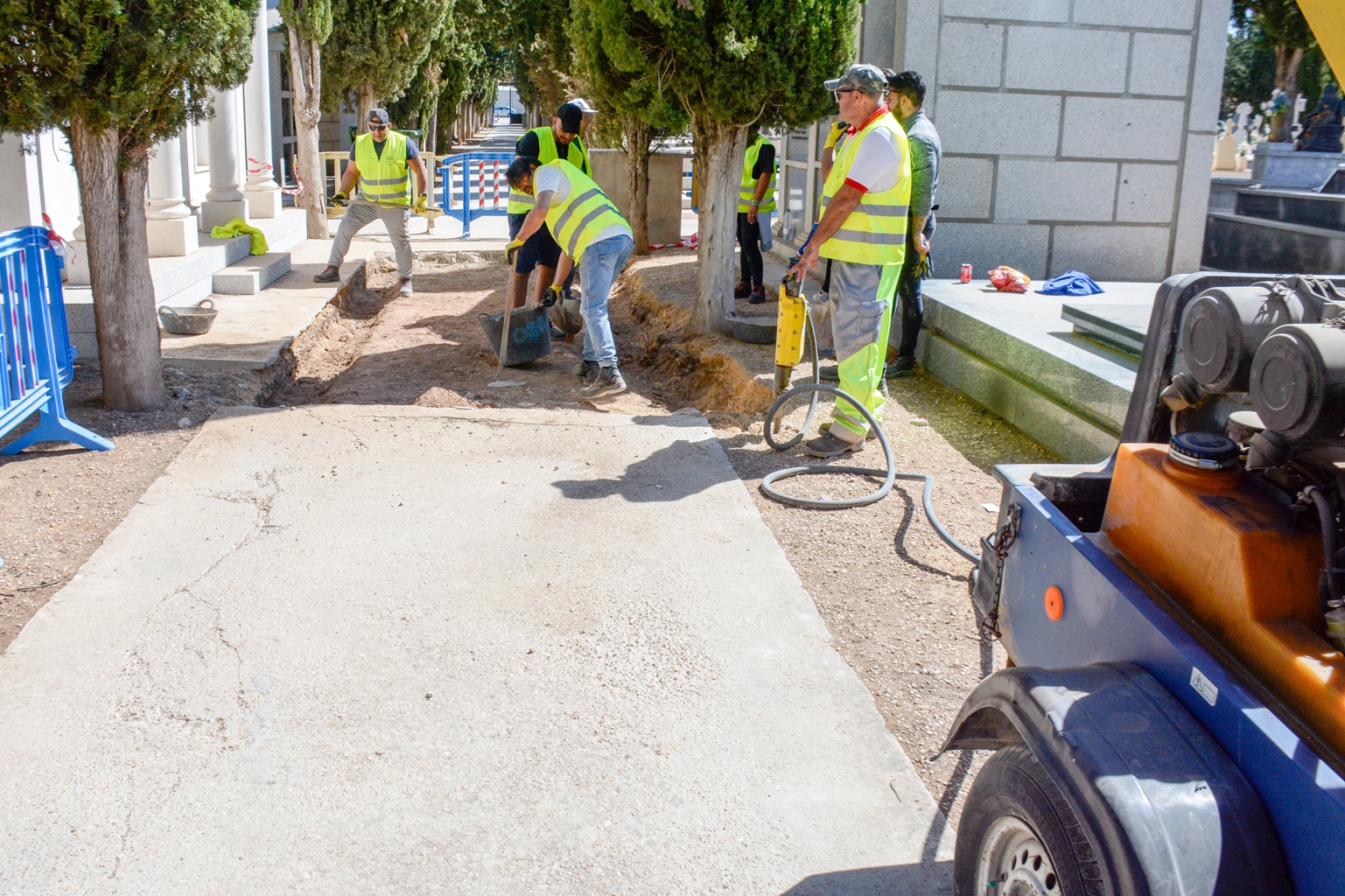 Trabajadores del plan de empleo en el Cementerio Municipal