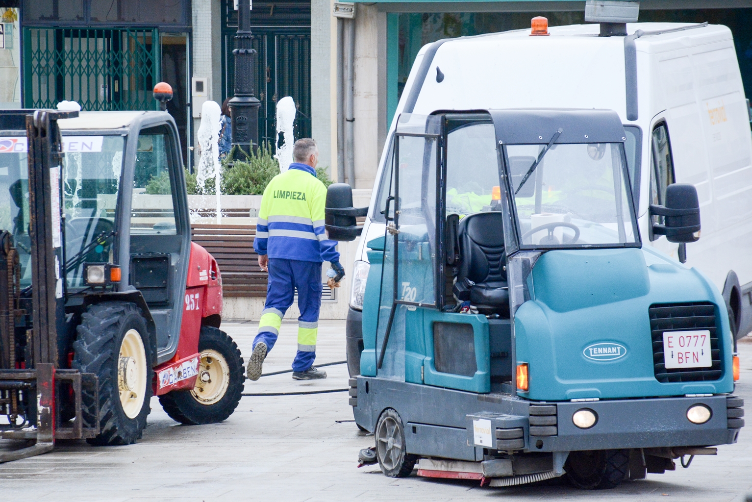 Servicio de limpieza en la plaza de España
