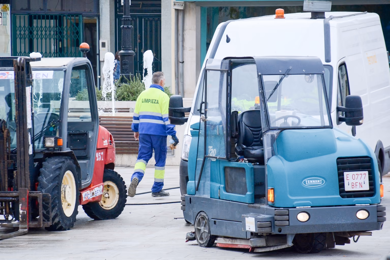 Servicio de limpieza en la plaza de España
