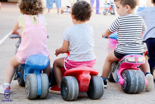 Niños en el patio de la Escuela Infantil "Lorencete"