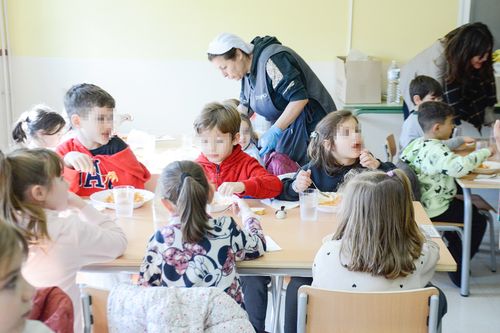 Alumnos en el comedor escolar del Virgen de las Viñas