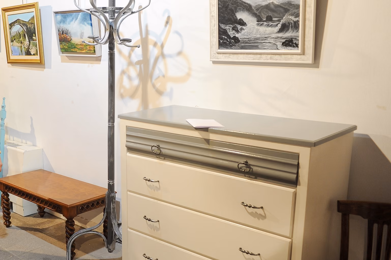 Exposición celebrada en la Posada de los Portales con cuadros y muebles restaurados en los cursos de la UP