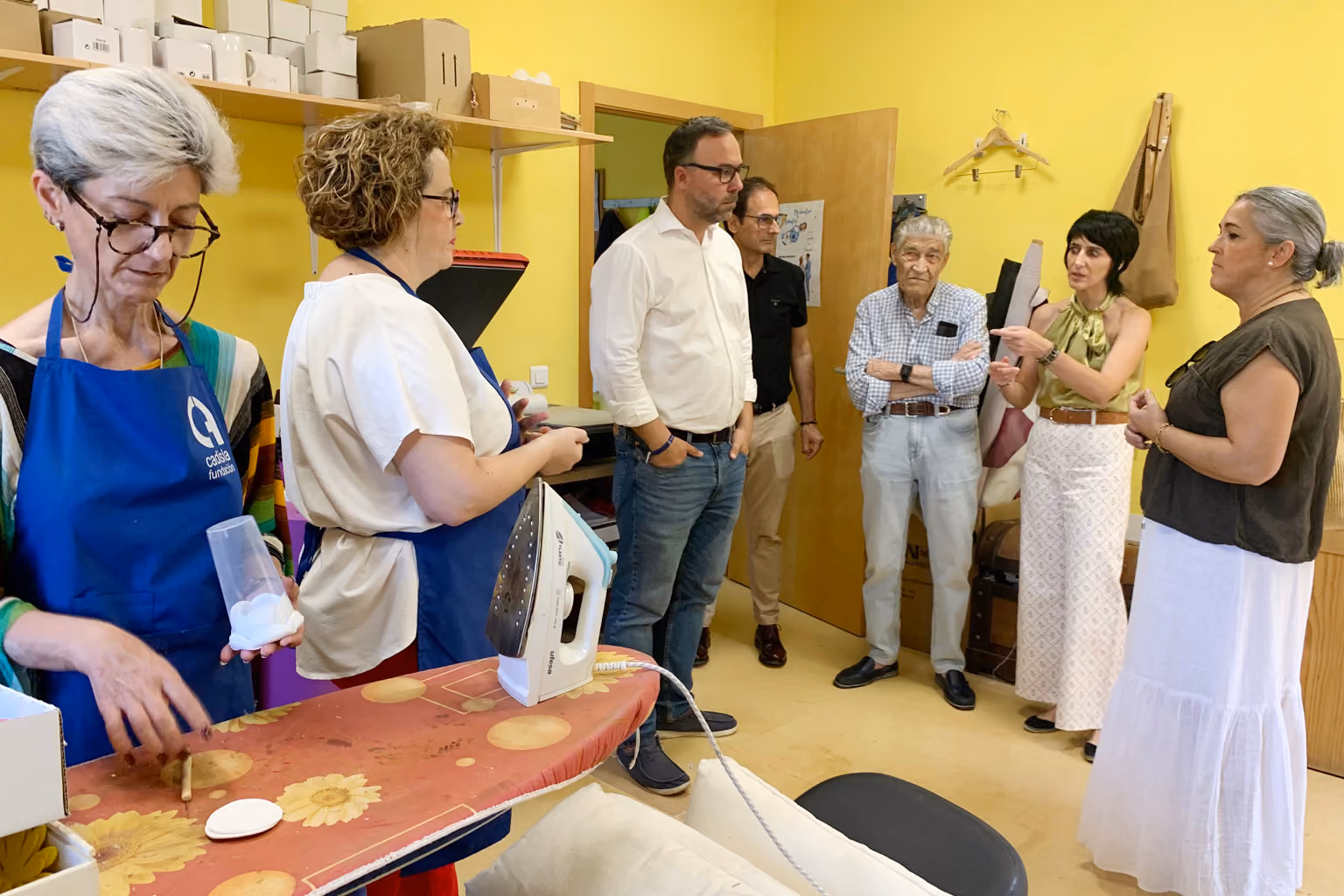 El alcalde, la concejala de Servicios Sociales y los responsables de Cadisla durante la visita a las instalación de la Fundación