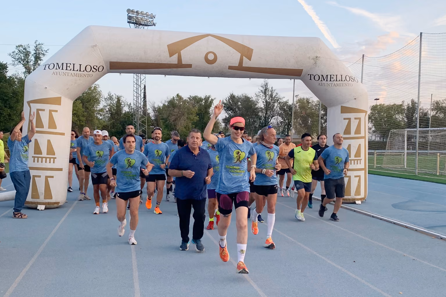 María Parra iniciando su reto de doce horas corriendo por el Alzheimer, en la Ciudad Deportiva