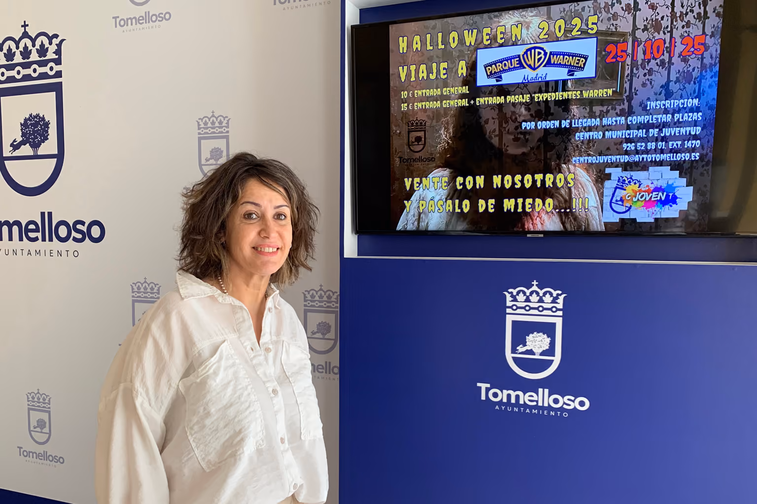 Carmen López, concejala de Juventud junto al cartel del viaje