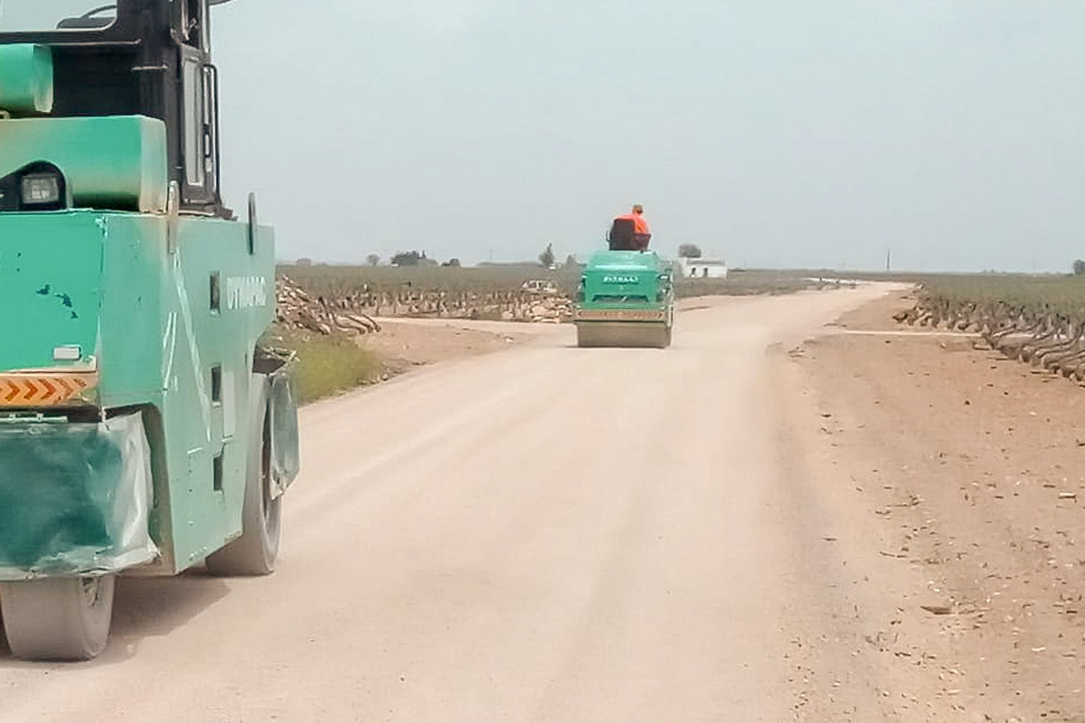 Camino con maquinaria
