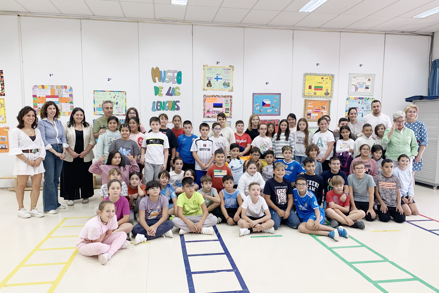 Foto de familia de alumnos del colegio del Moral, maestros y concejala de Cultura en el Día Europeo de las Lenguas