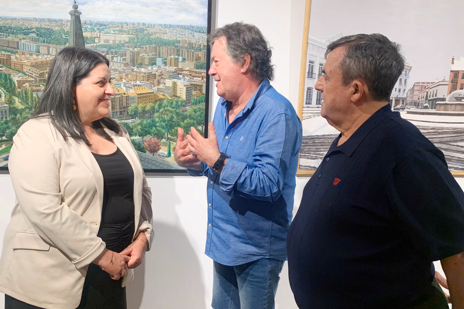 La concejala de Cultura, Inés Losa, junto a los artistas Antonio Ortiz Mayorga y Anselmo Ponce, en la inauguración de la exposición