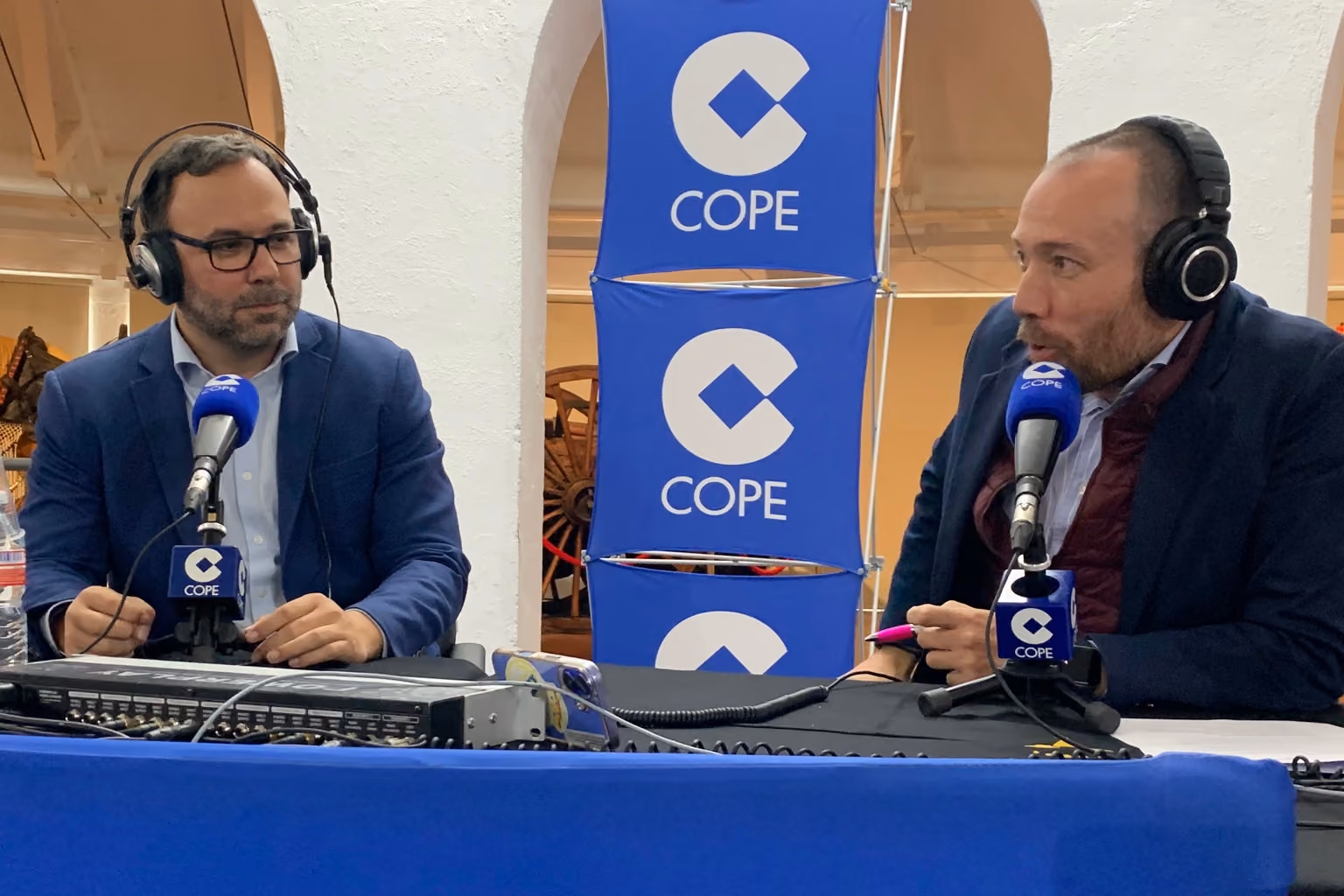 Javier Navarro interviniendo en el programa de COPE emitido desde la Cooperativa Virgen de las Viñas 