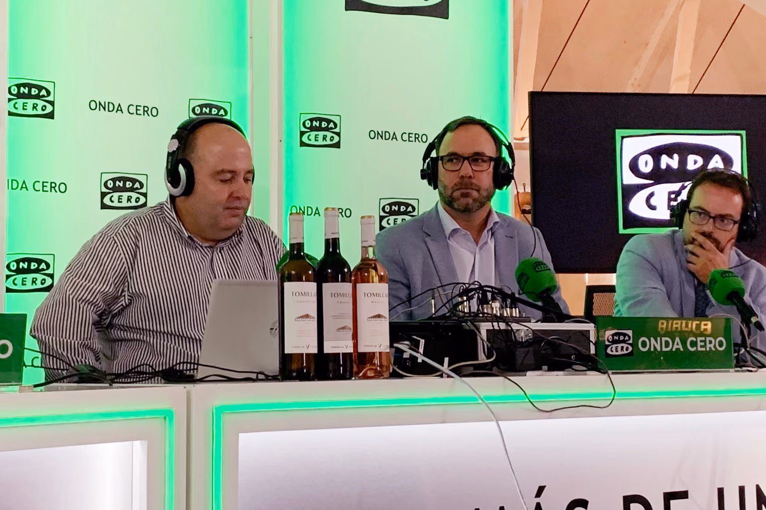Javier Navarro durante la emisión del programa Más de Uno La Mancha de Onda Cero desde la Cooperativa Virgen de las Viñas