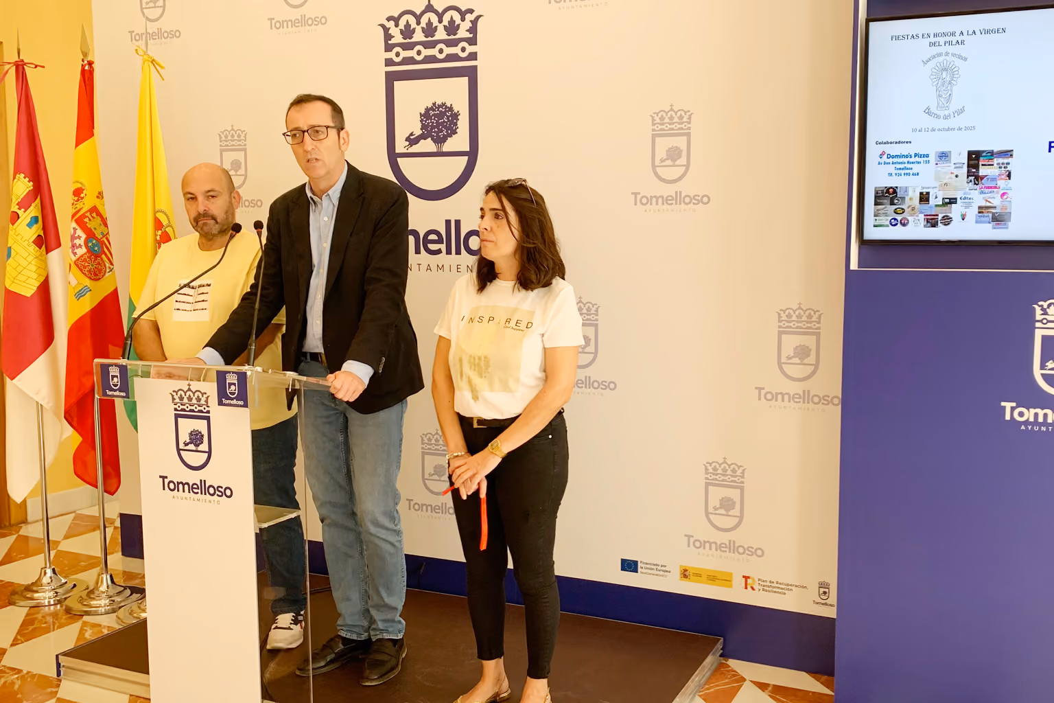 Antonio Calvo y representantes de la Asociación de Vecinos del barrio del Pilar durante la presentación del programa de actos de las fiestas vecinales