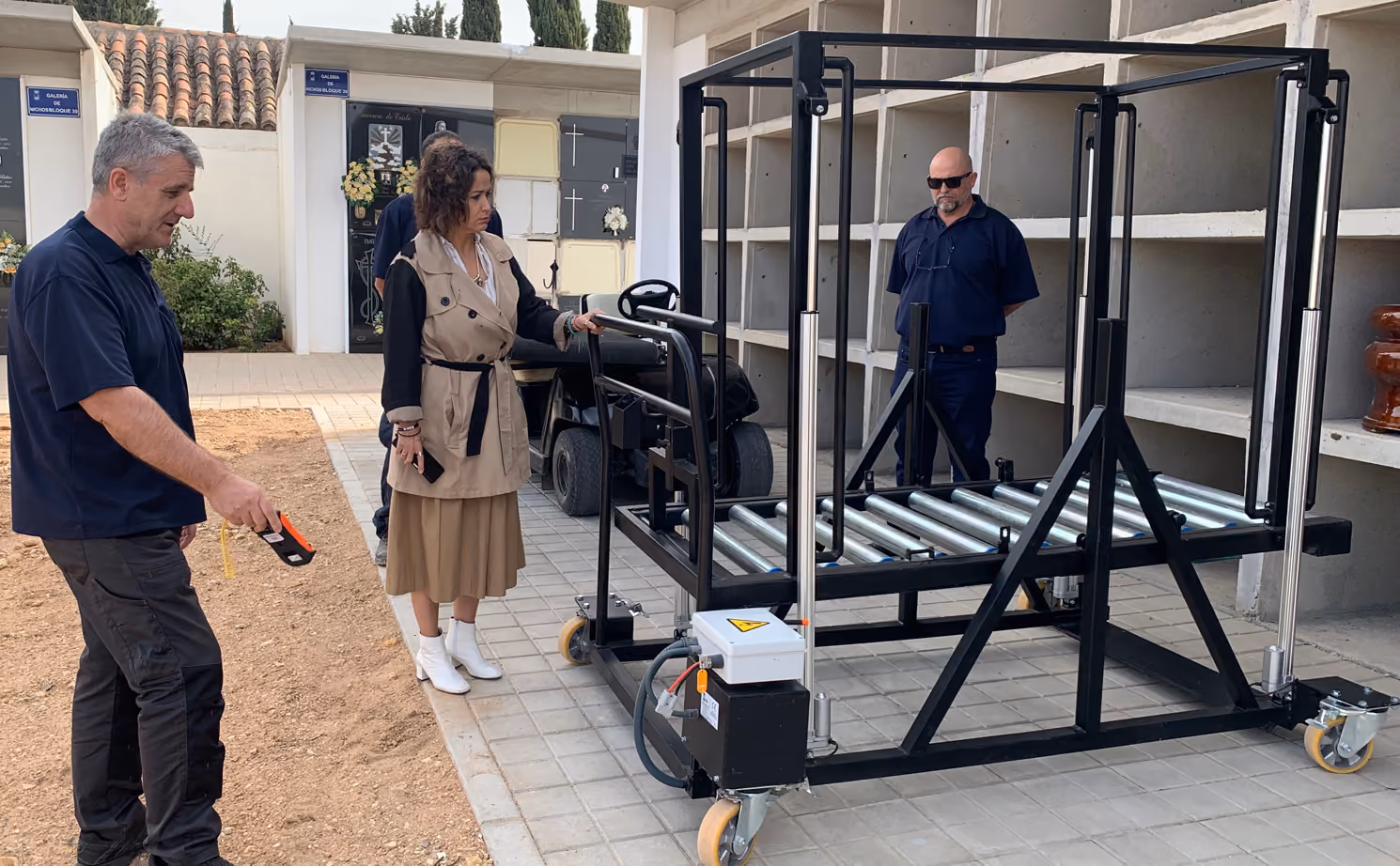 La concejala y trabajadores municipales del Cementerio comprueban el funcionamiento del nuevo mecanismo