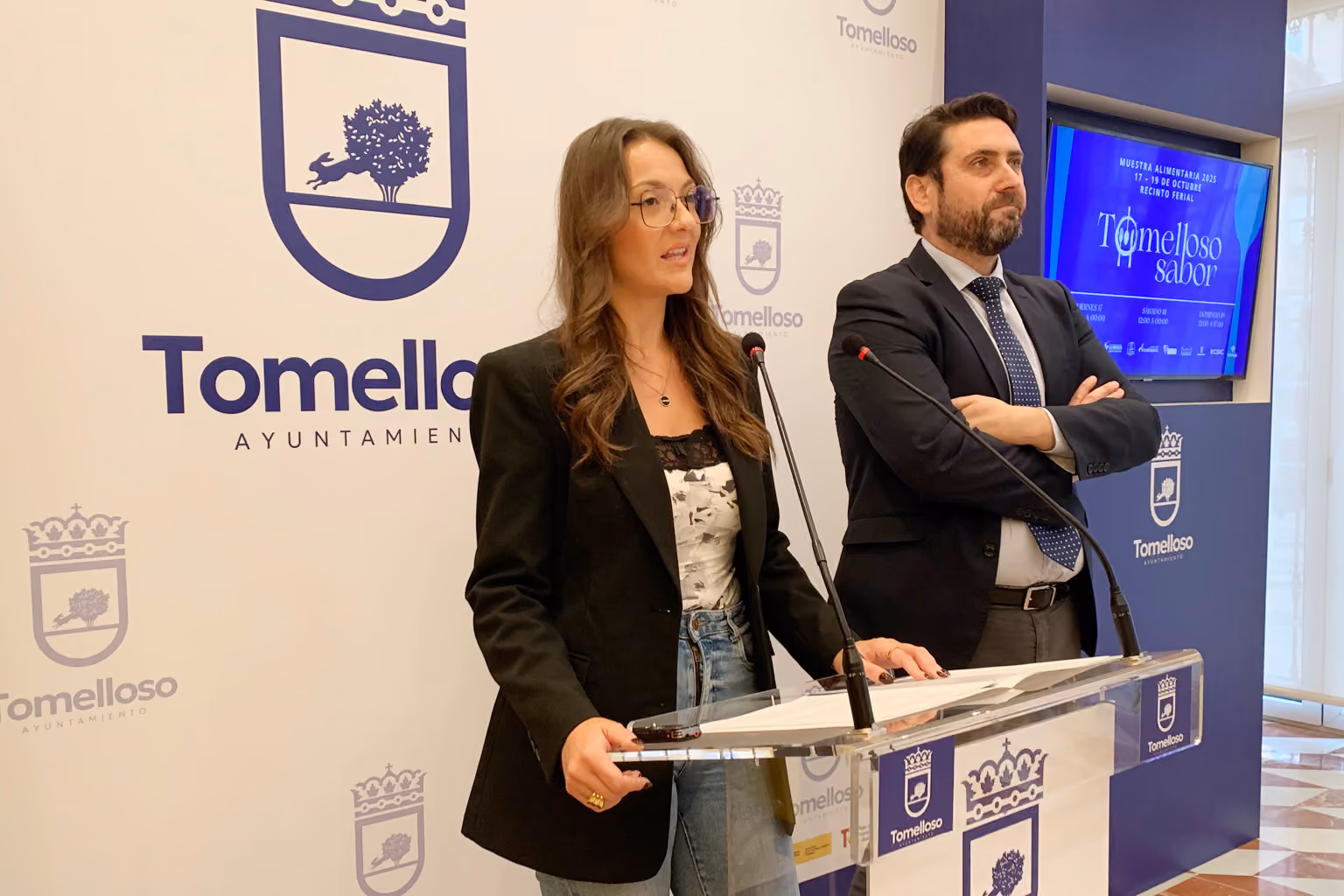 La concejala, Rocío Valentín, en presentación de Tomelloso Sabor con representante de Globalcaja