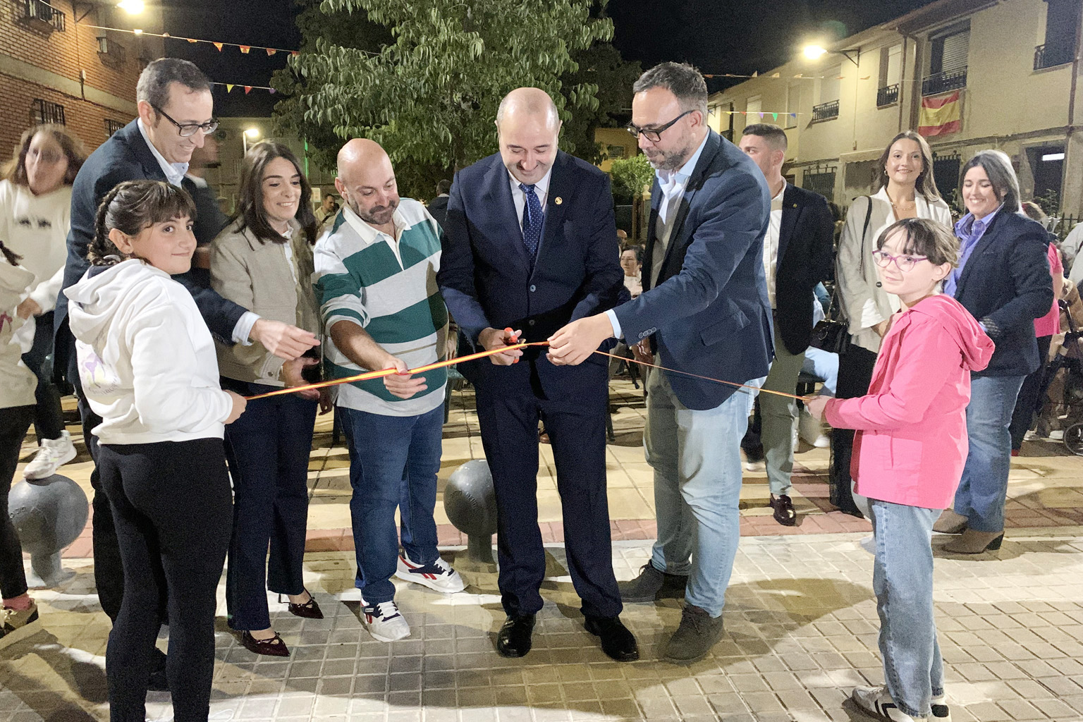 Corte de cinta en la inauguración de las fiestas del barrio del Pilar