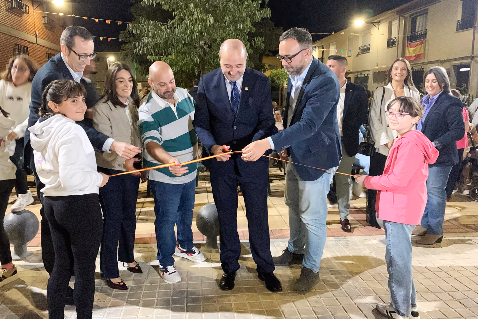 Corte de cinta en la inauguración de las fiestas del barrio del Pilar