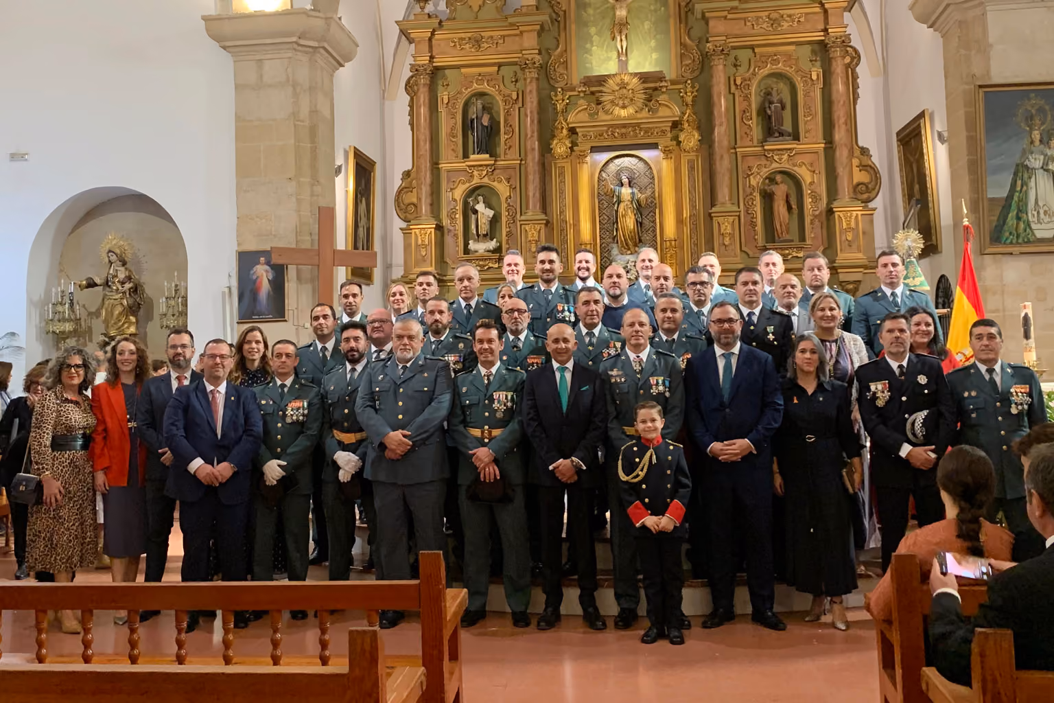 Foto de familia tras la misa de la Guardia Civil en honor de su patrona la Virgen del Pilar