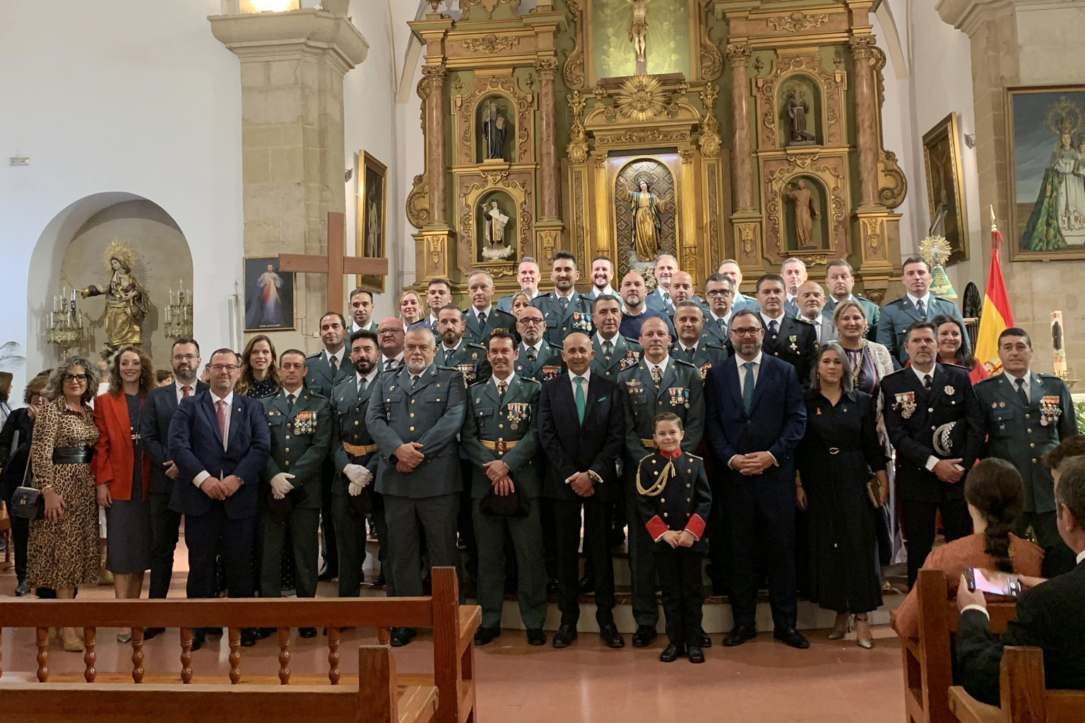 Foto de familia tras la misa de la Guardia Civil en honor de su patrona la Virgen del Pilar