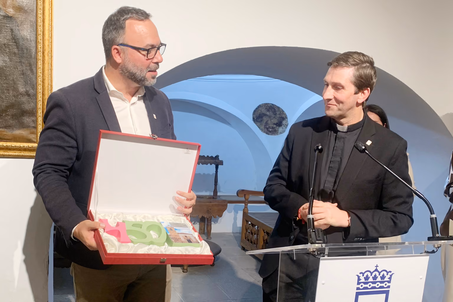 El párroco entrega un recuerdo al alcalde por el apoyo al 450 aniversario de la parroquia