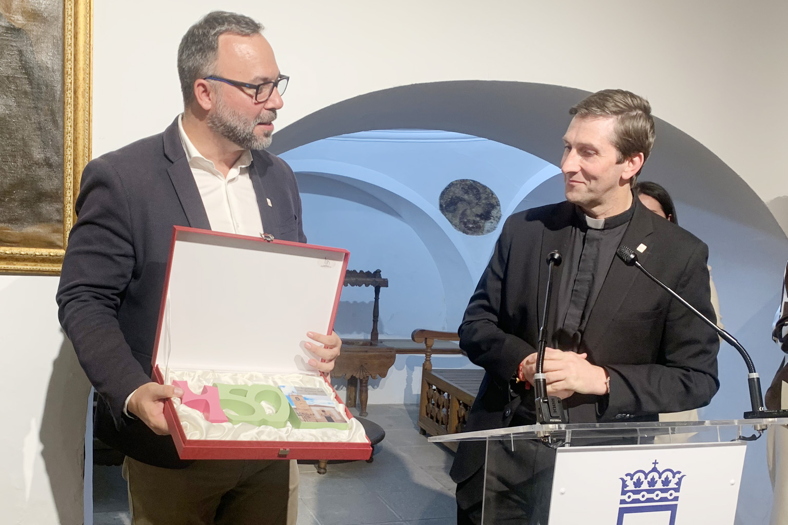 El párroco entrega un recuerdo al alcalde por el apoyo al 450 aniversario de la parroquia
