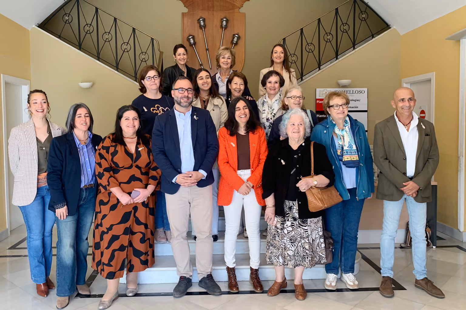 Foto de familia tras la lectura del manifiesto del Día Mundia Contra ell Cáncer de Mama