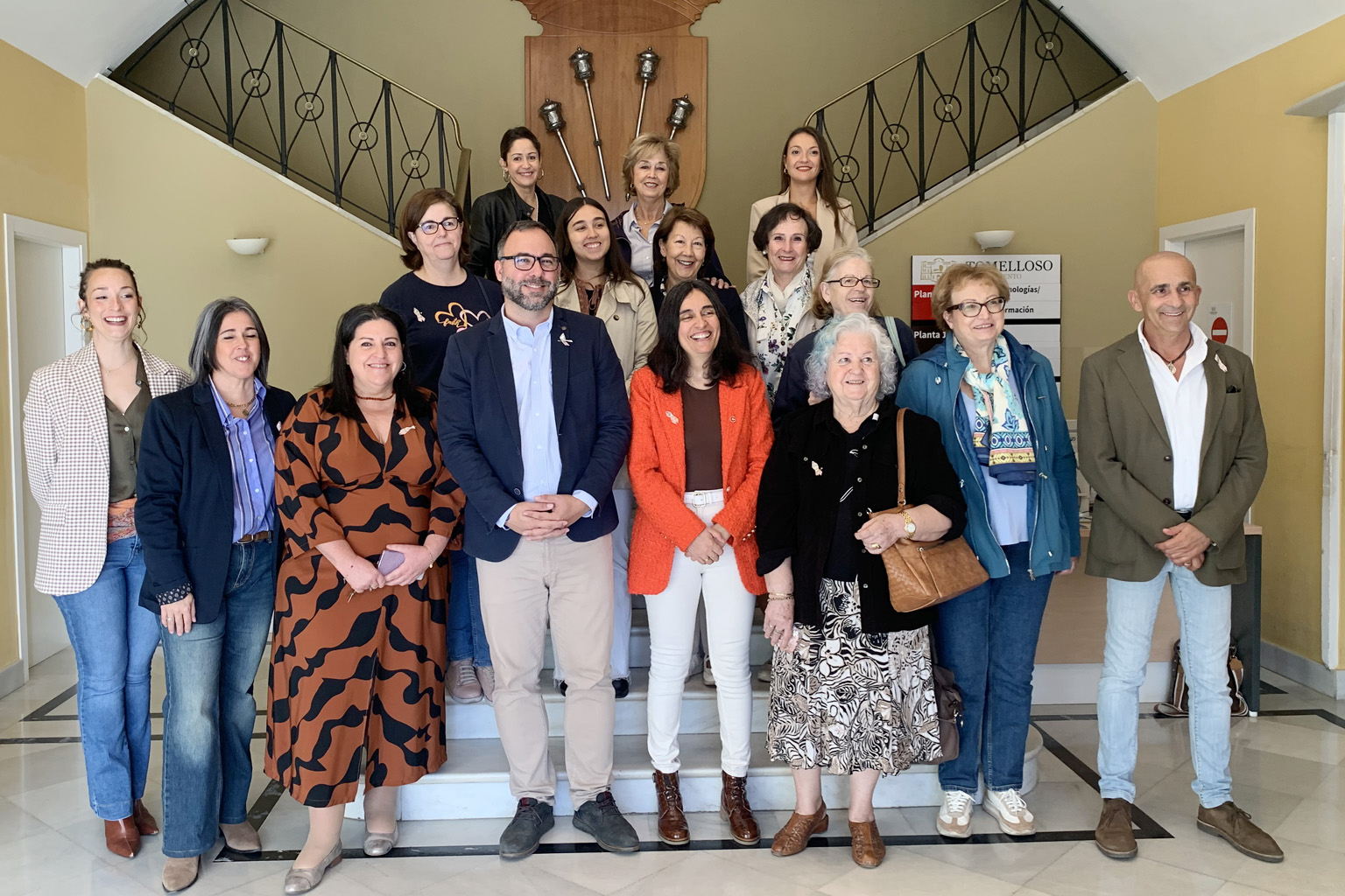 Foto de familia tras la lectura del manifiesto del Día Mundia Contra ell Cáncer de Mama