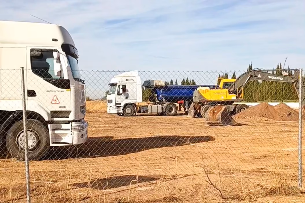 Vista parcial del estado actual de las obras con los primeros movimientos de tierra